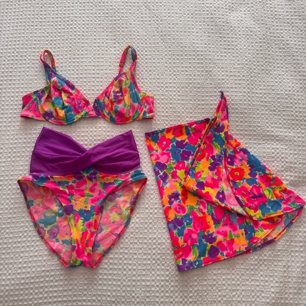 Sunsets Bright Floral Bikini set with Matching Skirt LIKE NEW